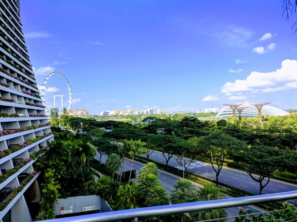 Singapour, ciudad limpia llena de naturaleza y cielo azul despejado