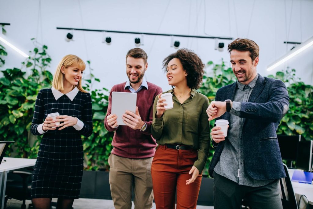 Grupo de cuatro personas platicando